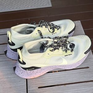 Nike Athletic Shoes - Light Green and Black